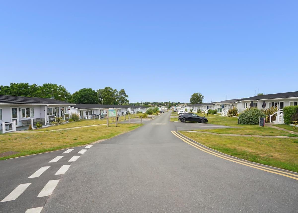 Broadlands Park And Marina Hotel Pakefield Exterior photo